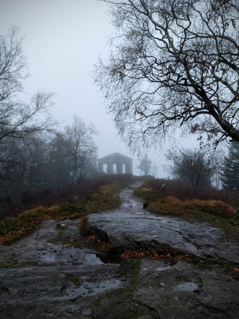 temple du donon dans le brouillard