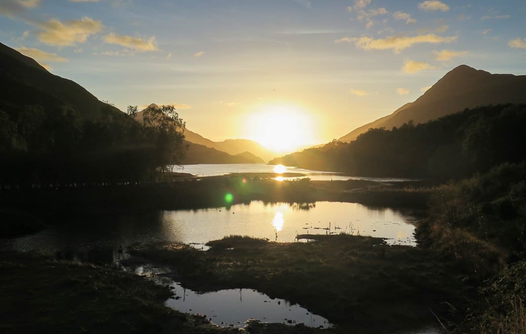 Coucher de soleil sur un loch en Écosse