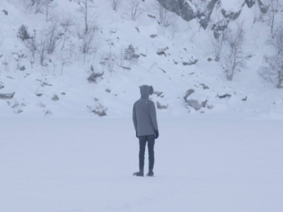 homme en hiver sur le lac blanc gelé