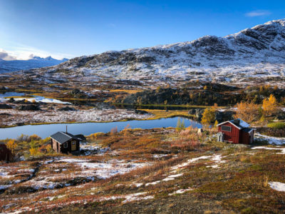 Payssage de Laponie suédoise avec un lac et des montagnes enneigées