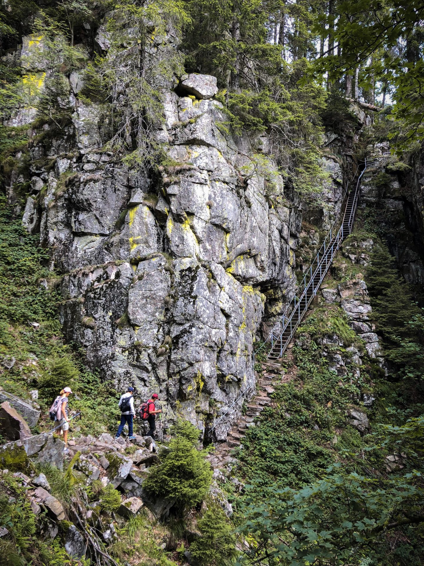 Deux randonneurs s'apprêtent à emprunter les escaliers du Hirschteine dans les Vosges
