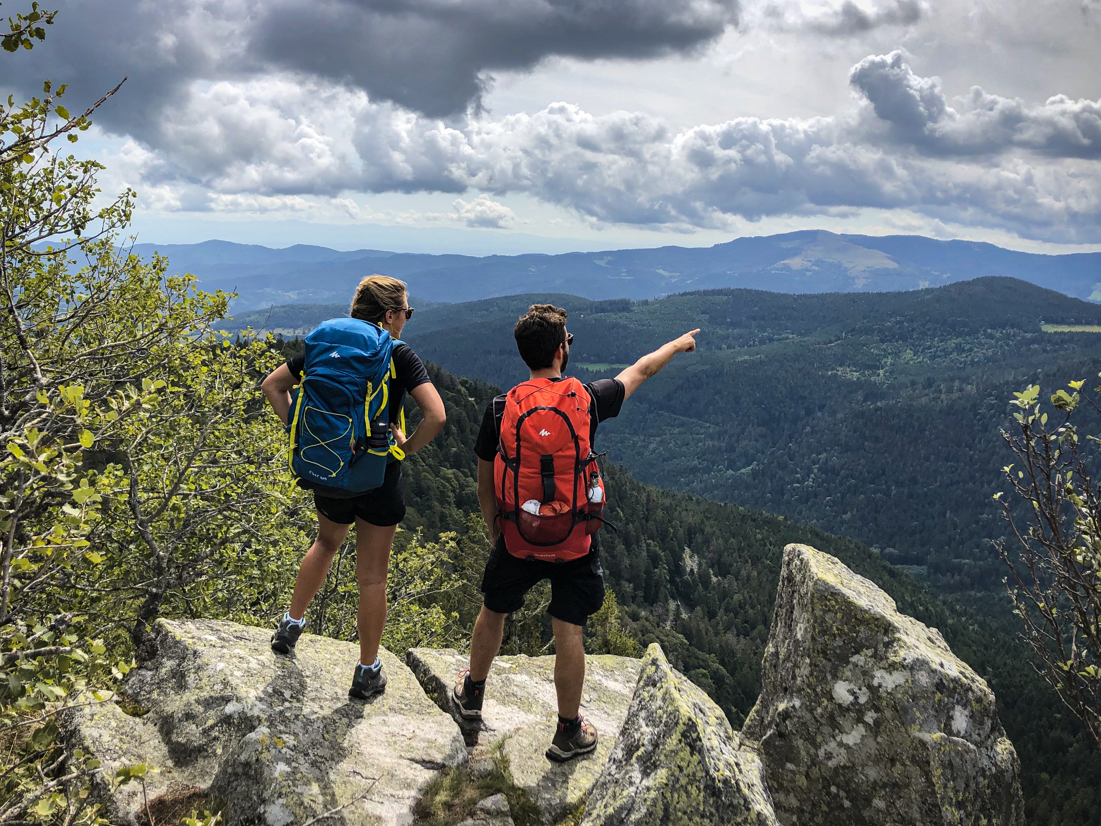 Deux randonneurs au Spitzenfels pendant une micro-aventure dans les Vosges