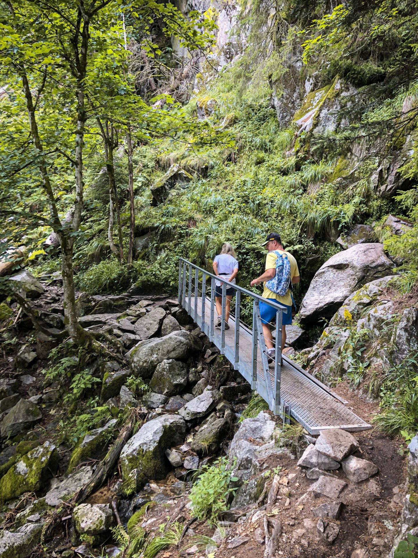 Deux randonneurs sur le sentier des Roches dans les Vosges