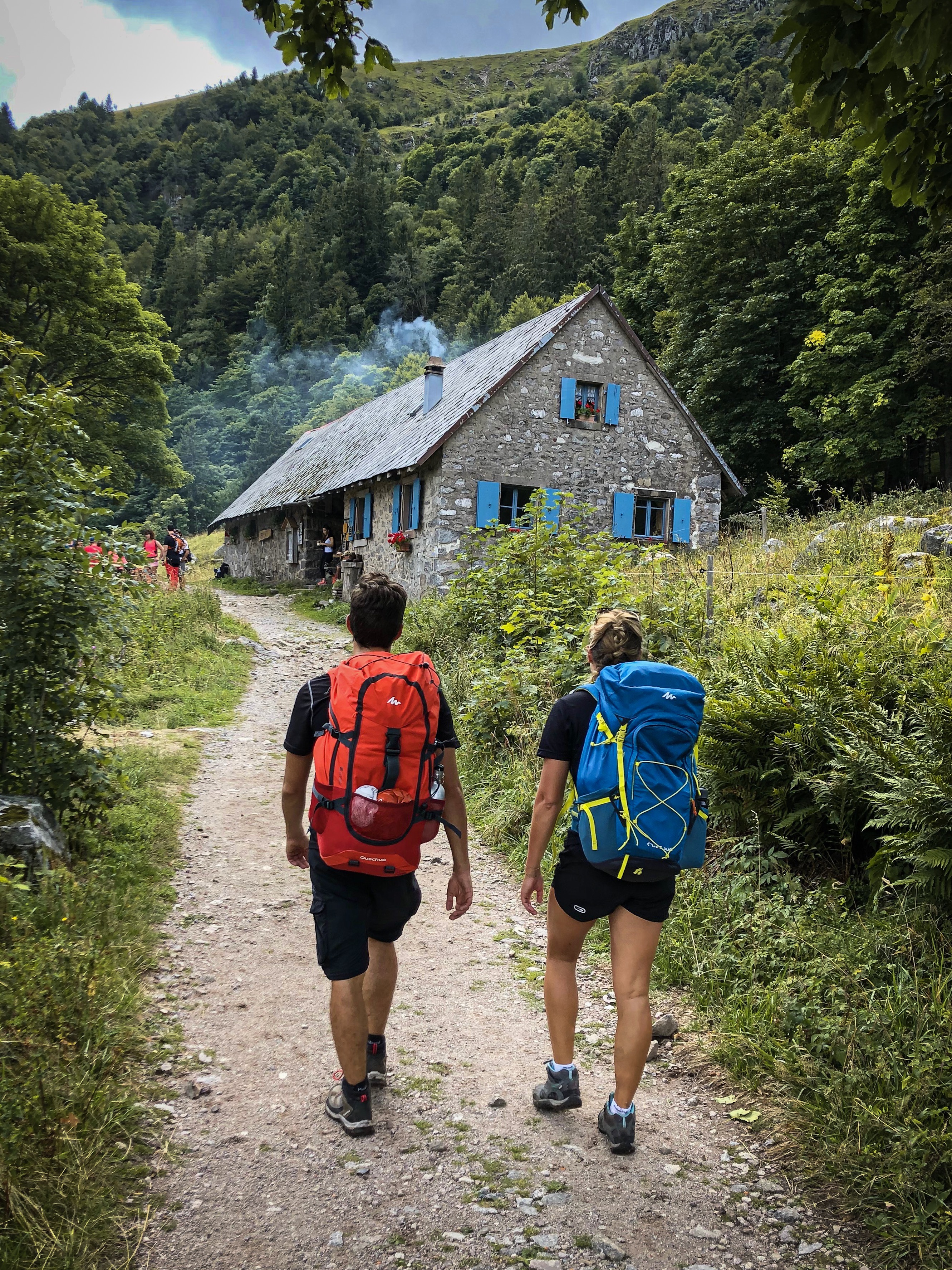 Deux randonneurs à la sortie du Sentier des Roches devant la marcairie du Frankenthal
