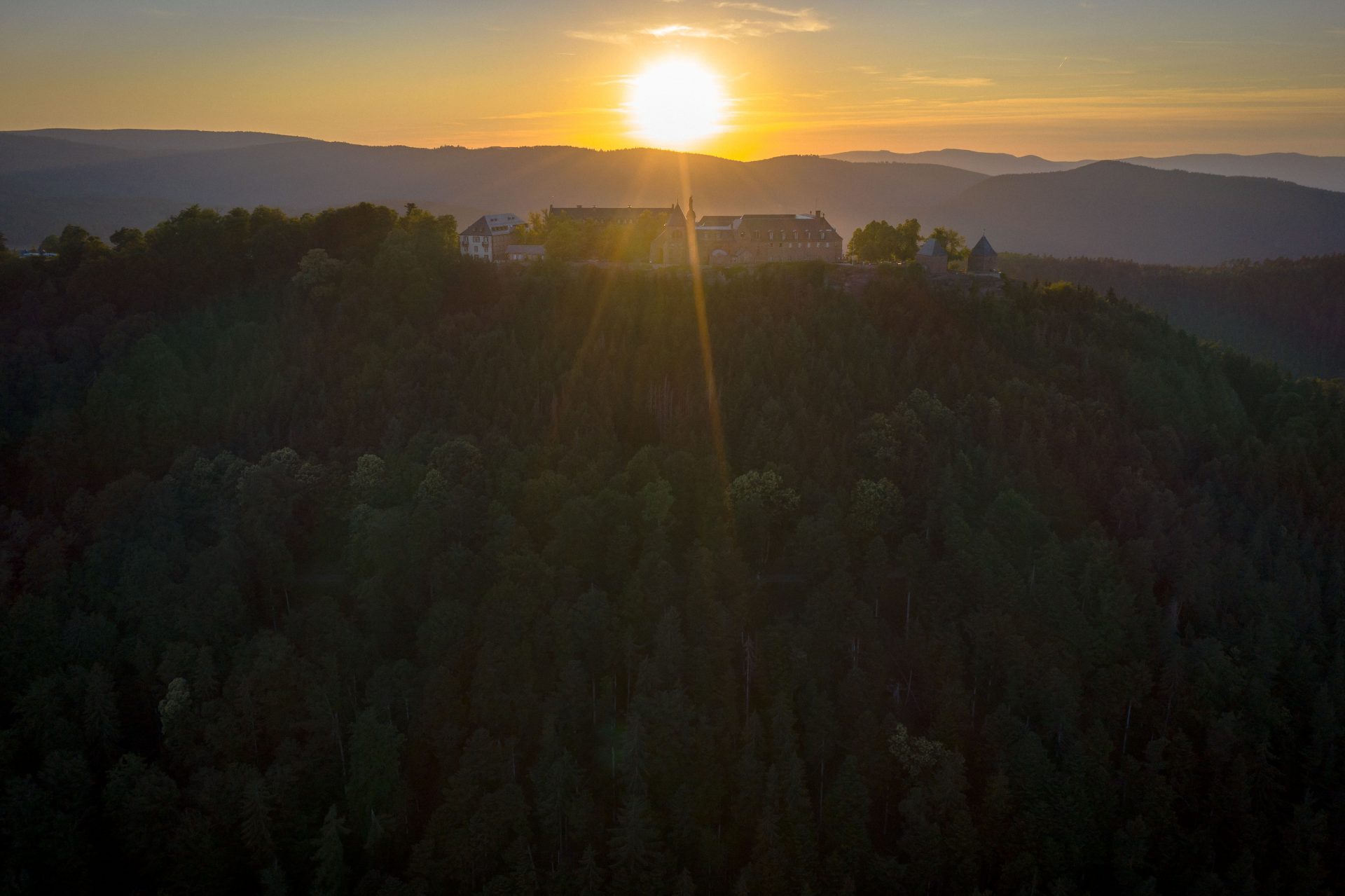 Le couvent du Mont Sainte Odile en Alsace au coucher du soleil