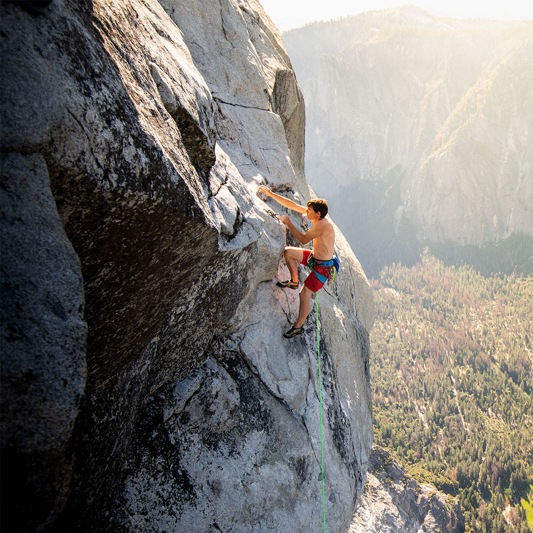 Alex Honnold grimpant sur un rocher d'escalade