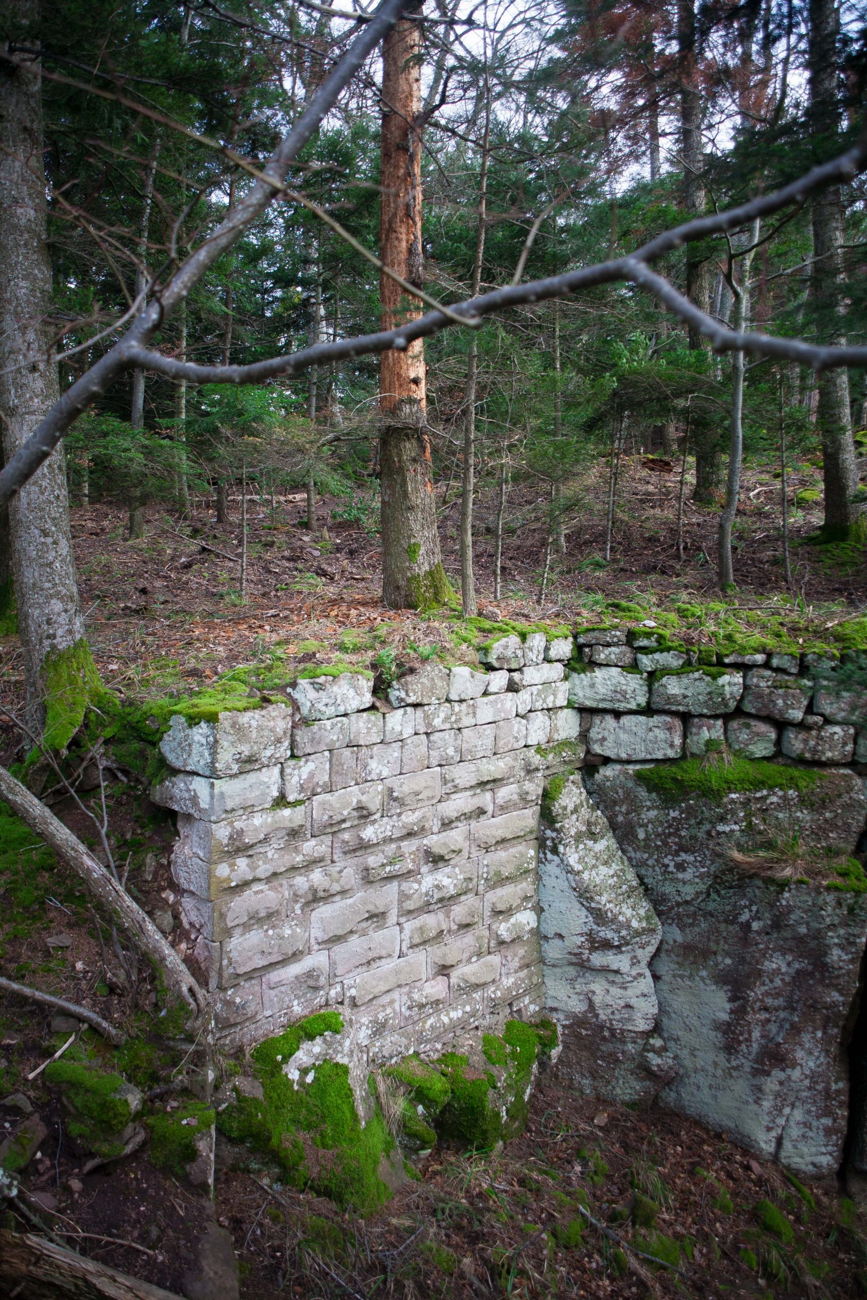 Un mur du château du Hagleschloss dans les Vosges