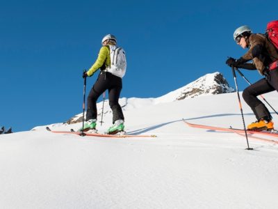 Deux skieurs de randonnée pendant une sortie en montagne