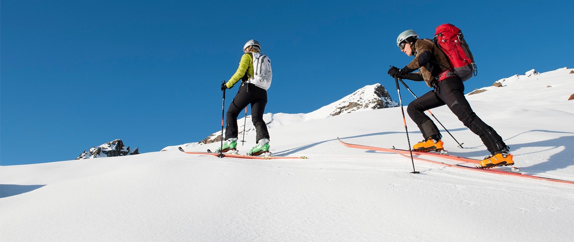 Deux skieurs de randonnée pendant une sortie en montagne