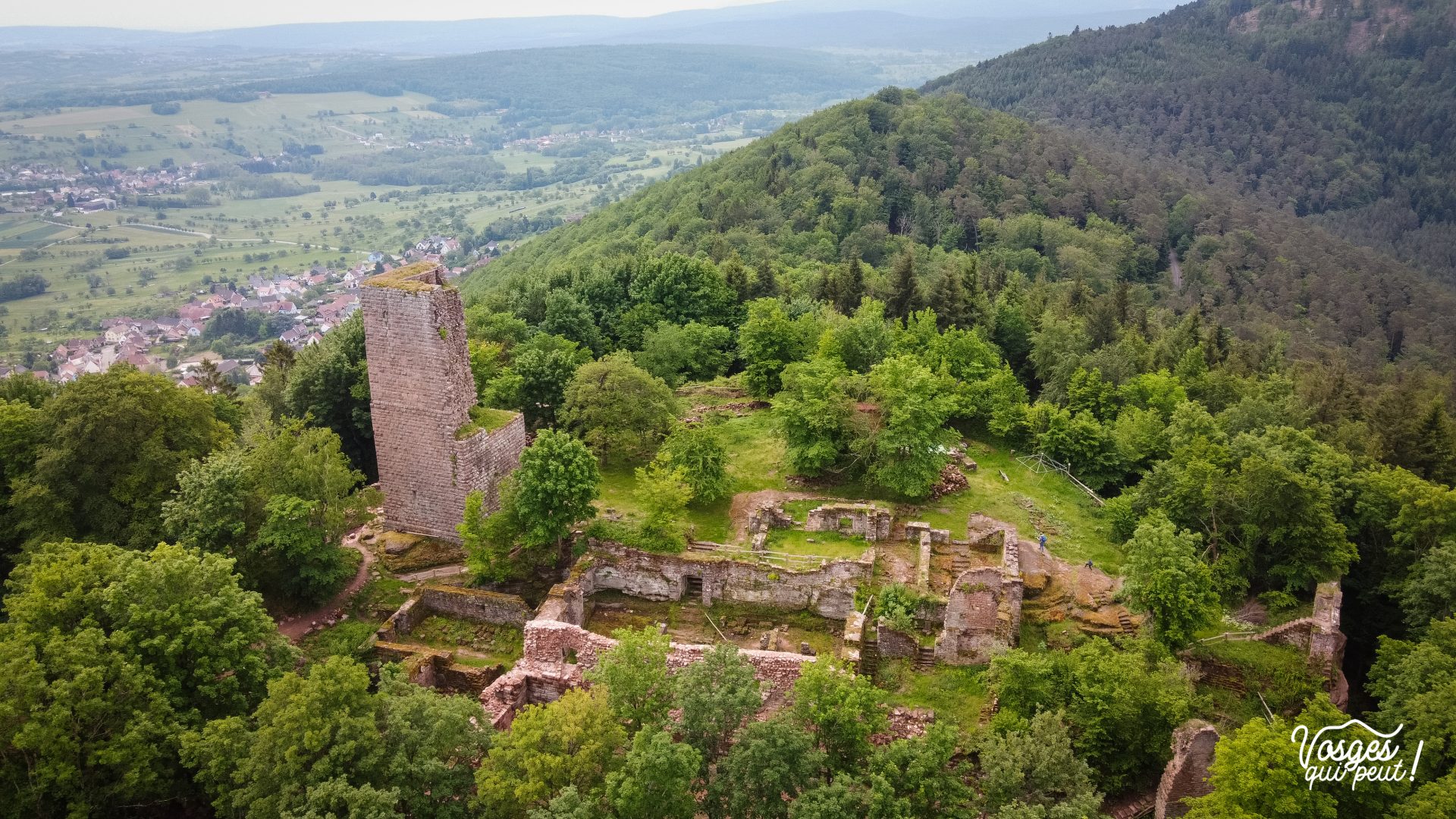 Le château du Grand Geroldseck au-dessus du village de Haegen dans les Vosges