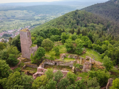 Le château du Grand Geroldseck au-dessus du village de Haegen dans les Vosges