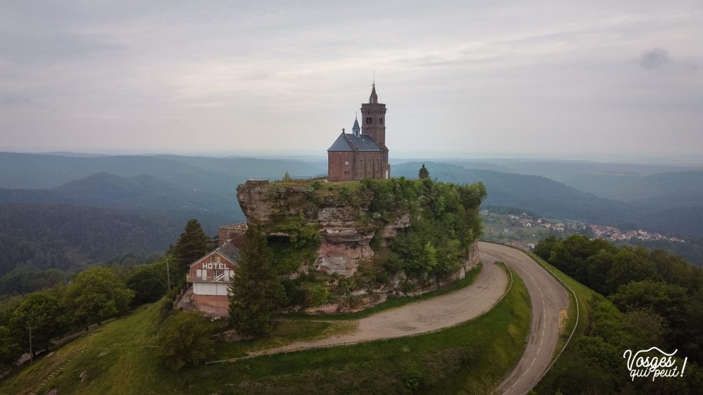 Le rocher de Dabo et la chapelle St-Léon dans le massif des Vosges