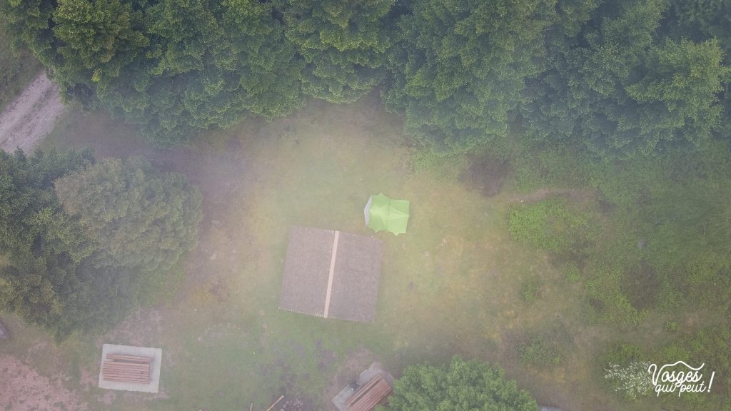La cabane du col de la Schleife dans les Vosges et une tente montée pour un bivouac