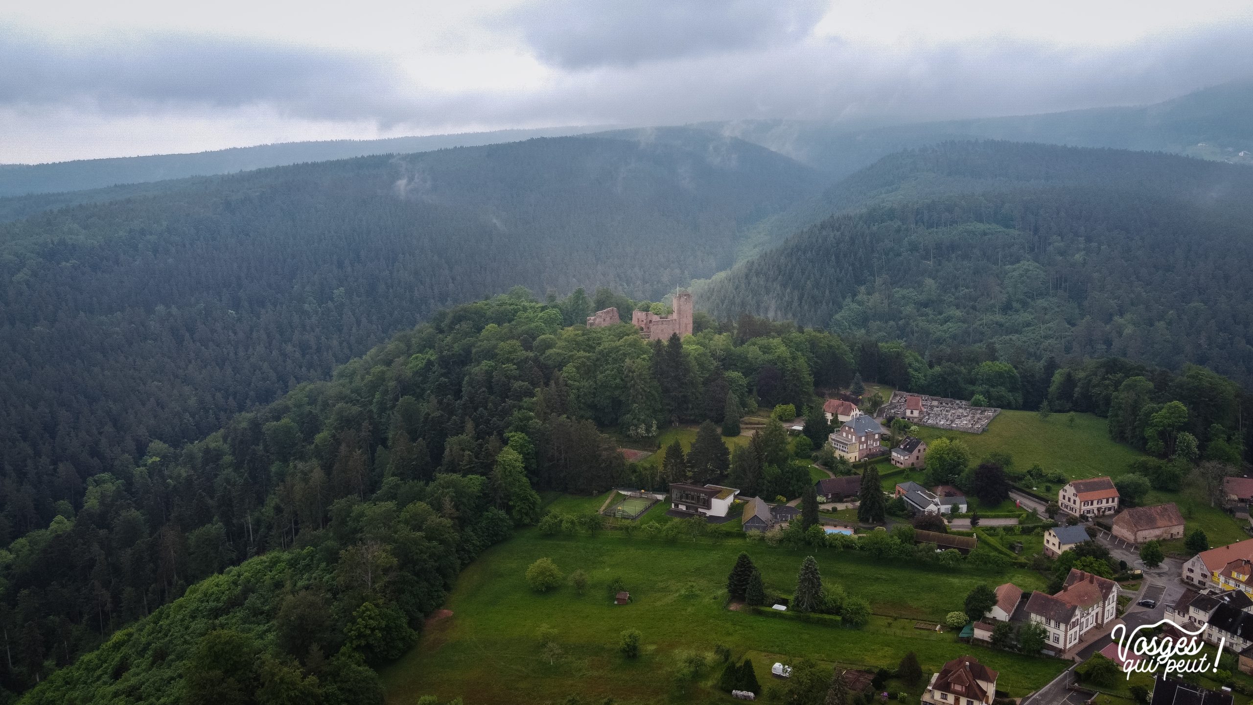 Le village de Wangenbourg en Alsace et son château vu du ciel