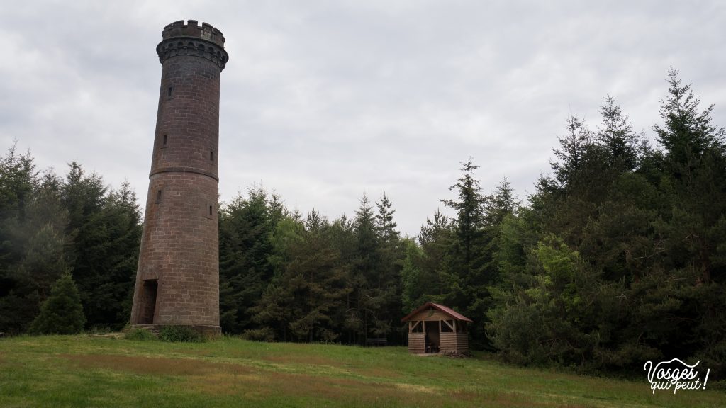 Tour du Brotsch constuite en 1897 au milieu d'une clairière au-dessus de Saverne en Alsace