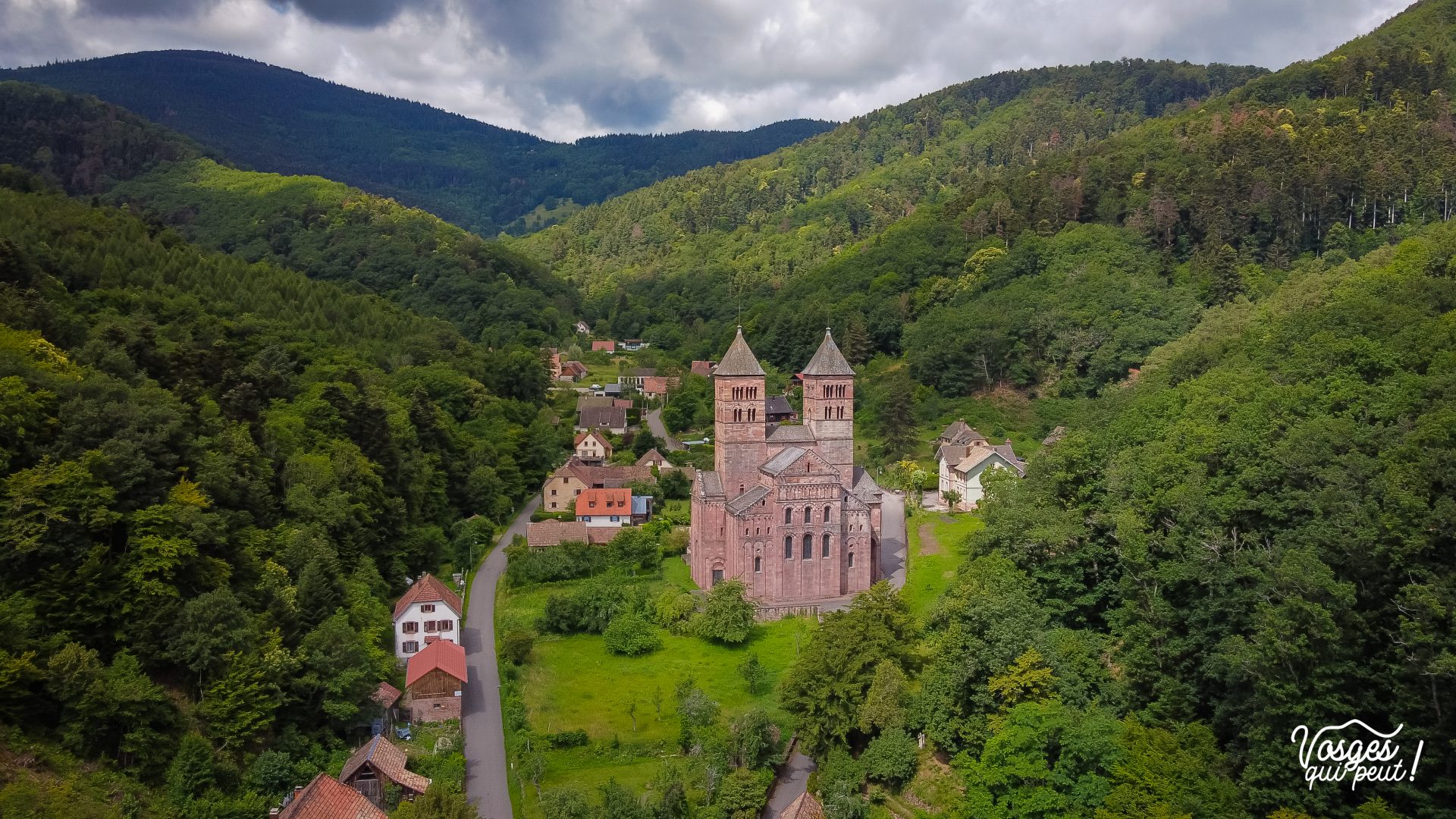 Vue aérienne de l'abbaye de Murbach dans les Vosges