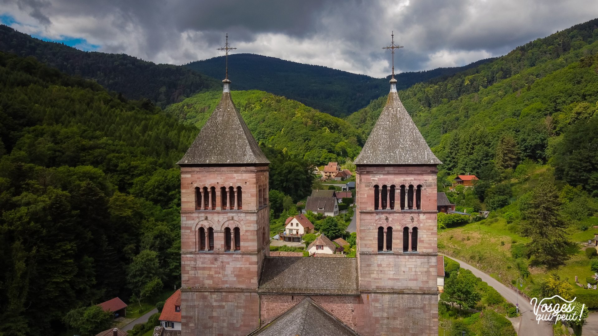 Clochers de l'église abbatiale St-Léger à Murbach à côté de Guebwiller en Alsace