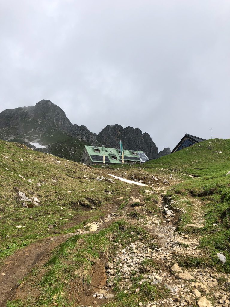 Le refuge de Mindelheimer dans les Alpes d'Allgäu