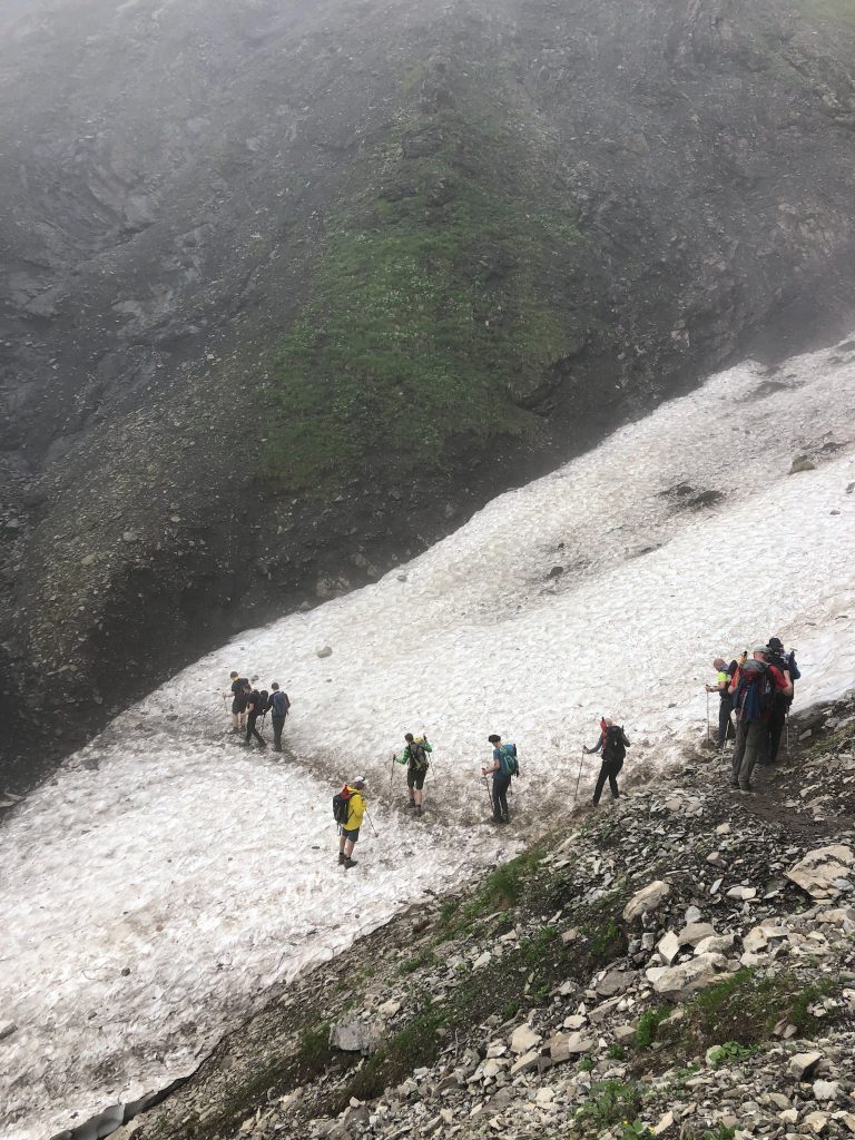 Un groupe de randonneurs traverse un névé sous l'œil bienveillant de son guide de haute montagne en Bavière