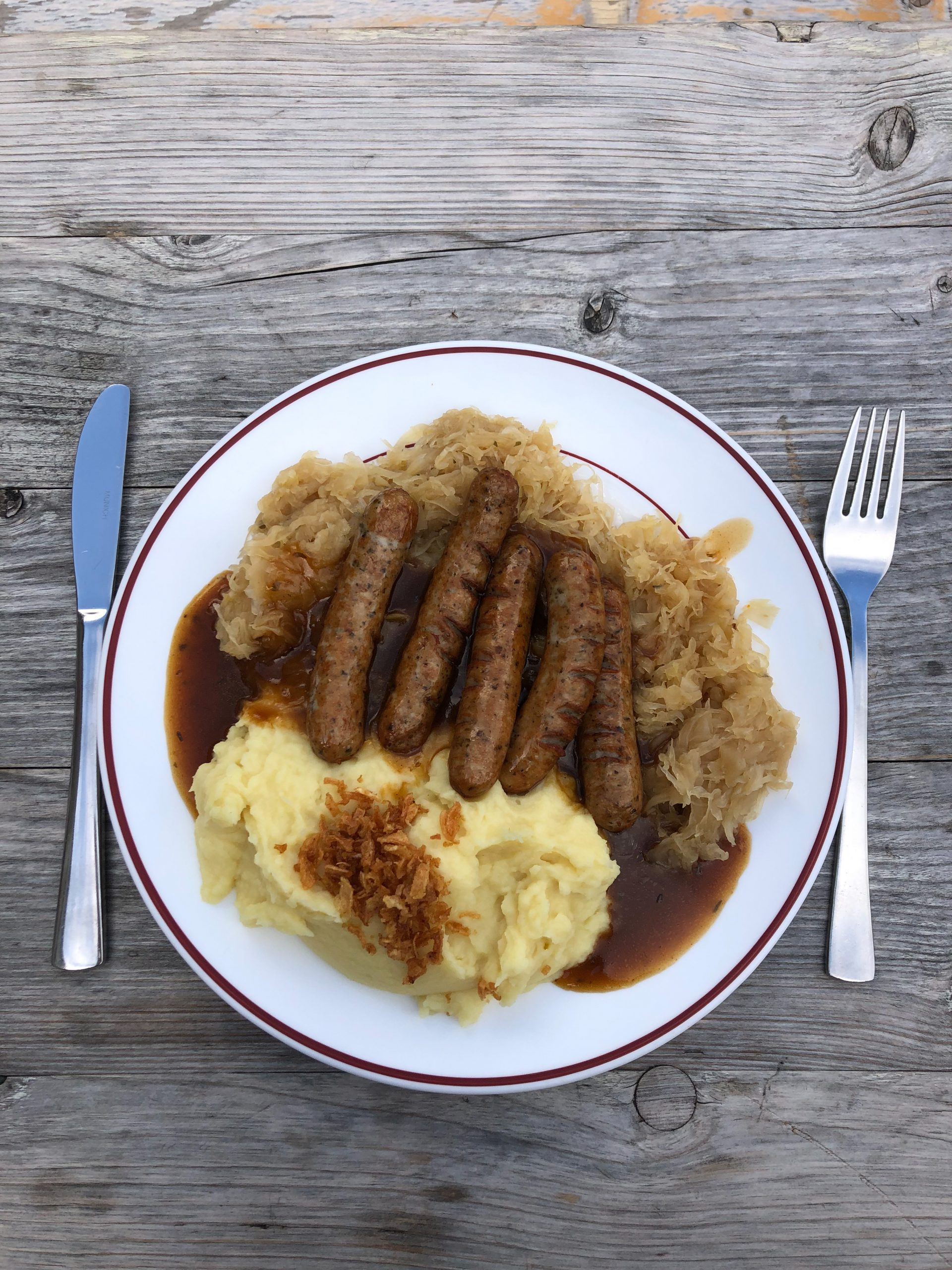 Une assiette d'un plat allemand servi dans un refuge dans les Alpes d'Allgäu en Bavière