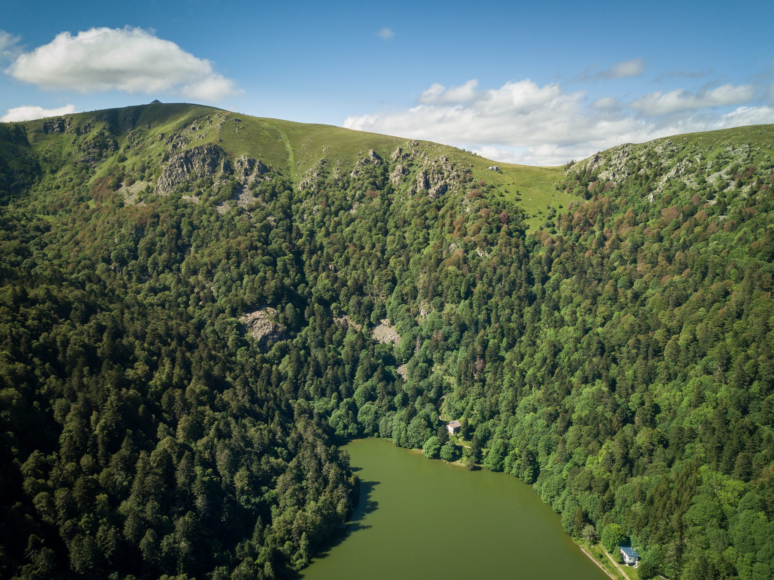 Le lac du Schiessrothried dans les Vosges et le sommet du Hohneck