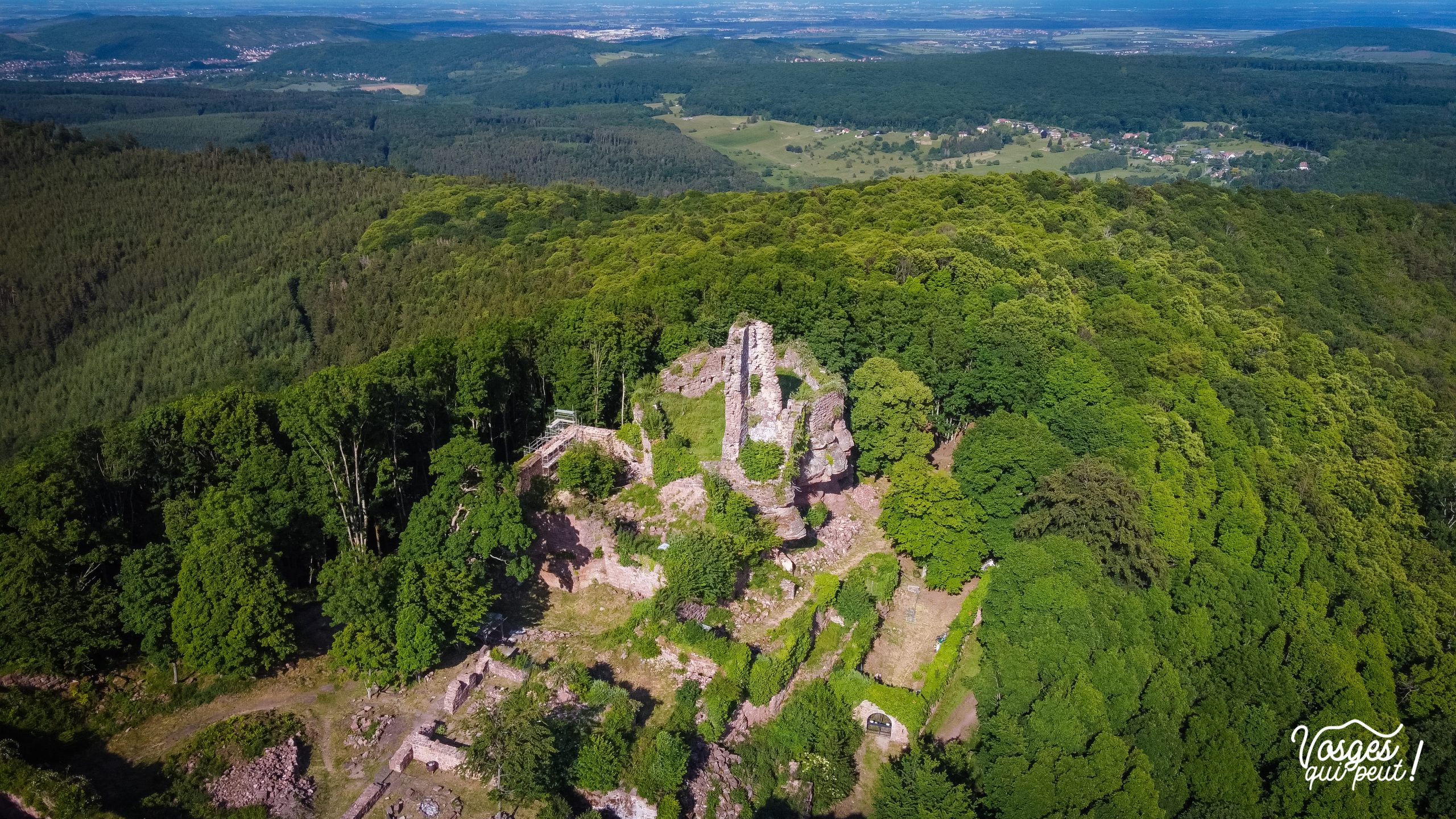 Vue aérienne sur les ruines du château de Guirbaden