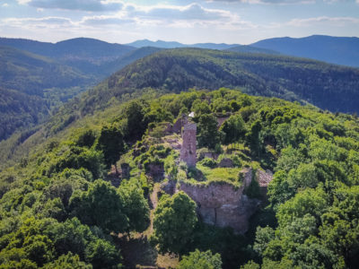 Le château du Guirbaden en Alsace vu du ciel