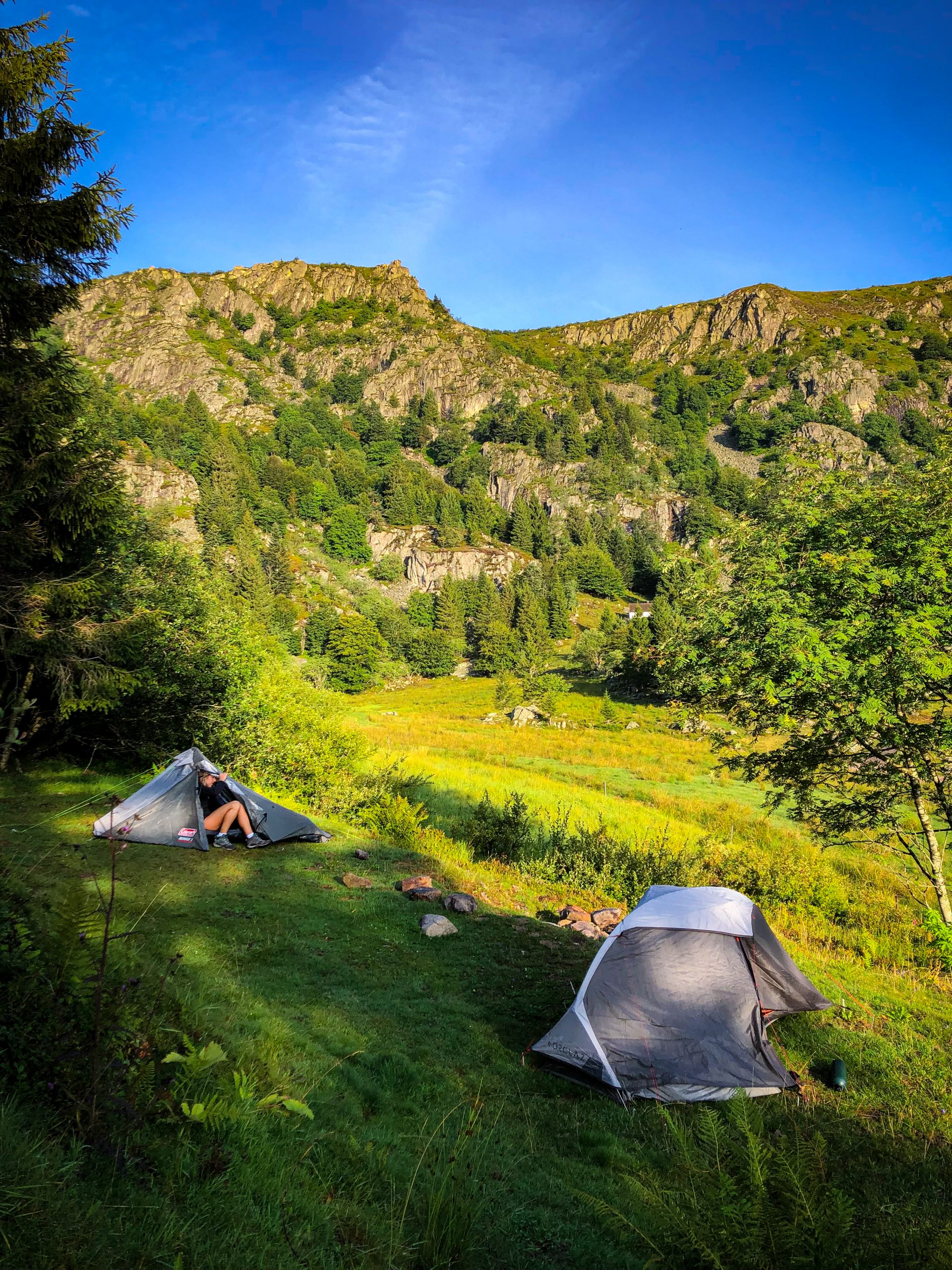 Deux tentes plantées non loin du lac du Forlet dans les Vosges pour un bivouac