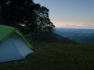 Un tente montée pour un bivouac dans les Vosges au-dessus de la vallée de Munster