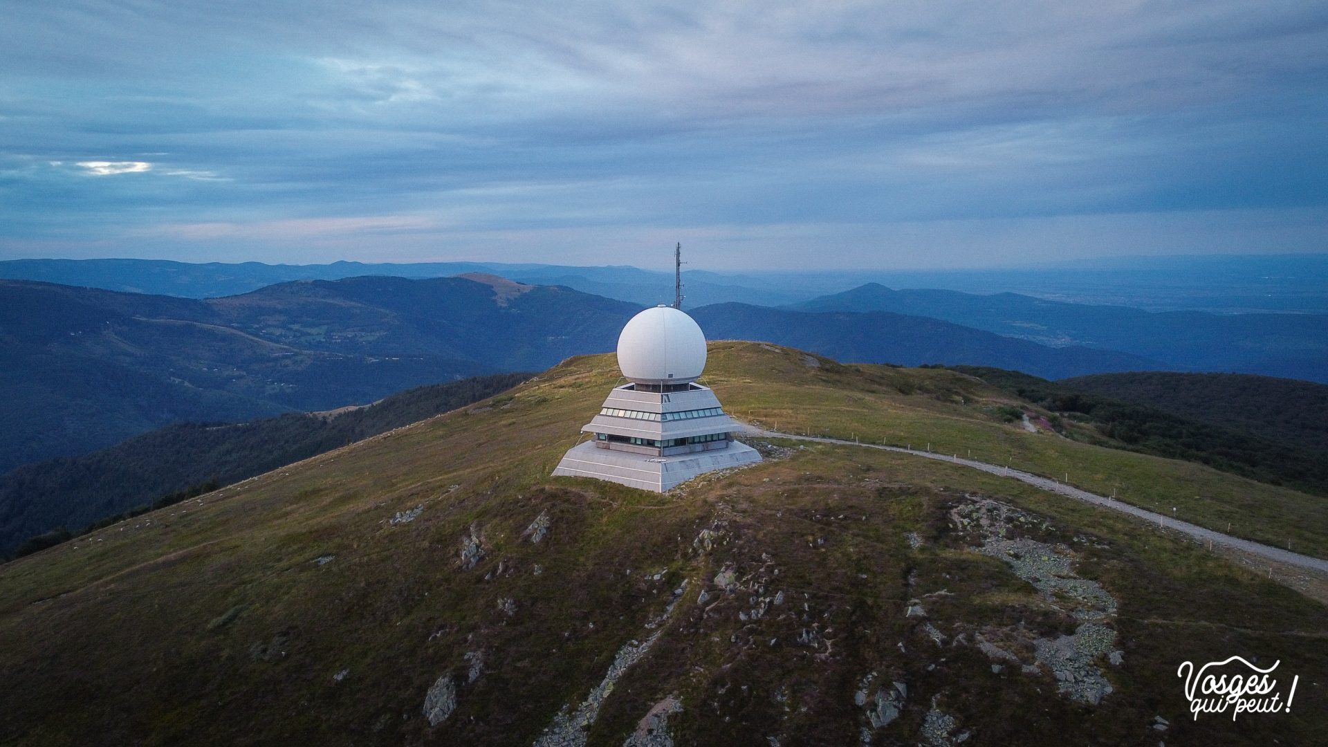 Vue aérienne du radar du Grand Ballon dans les Vosges