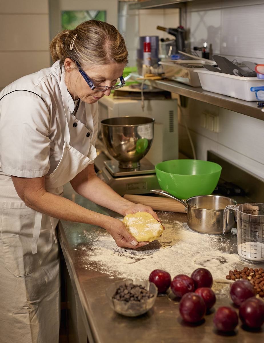Catherine Habersetzer confectionne des pâtisseries dans son atelier dans la vallée de la Bruche
