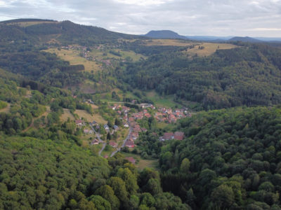 Vue depuis le col de la Perheux sur le village de Waldersbach dans la vallée de la Bruche