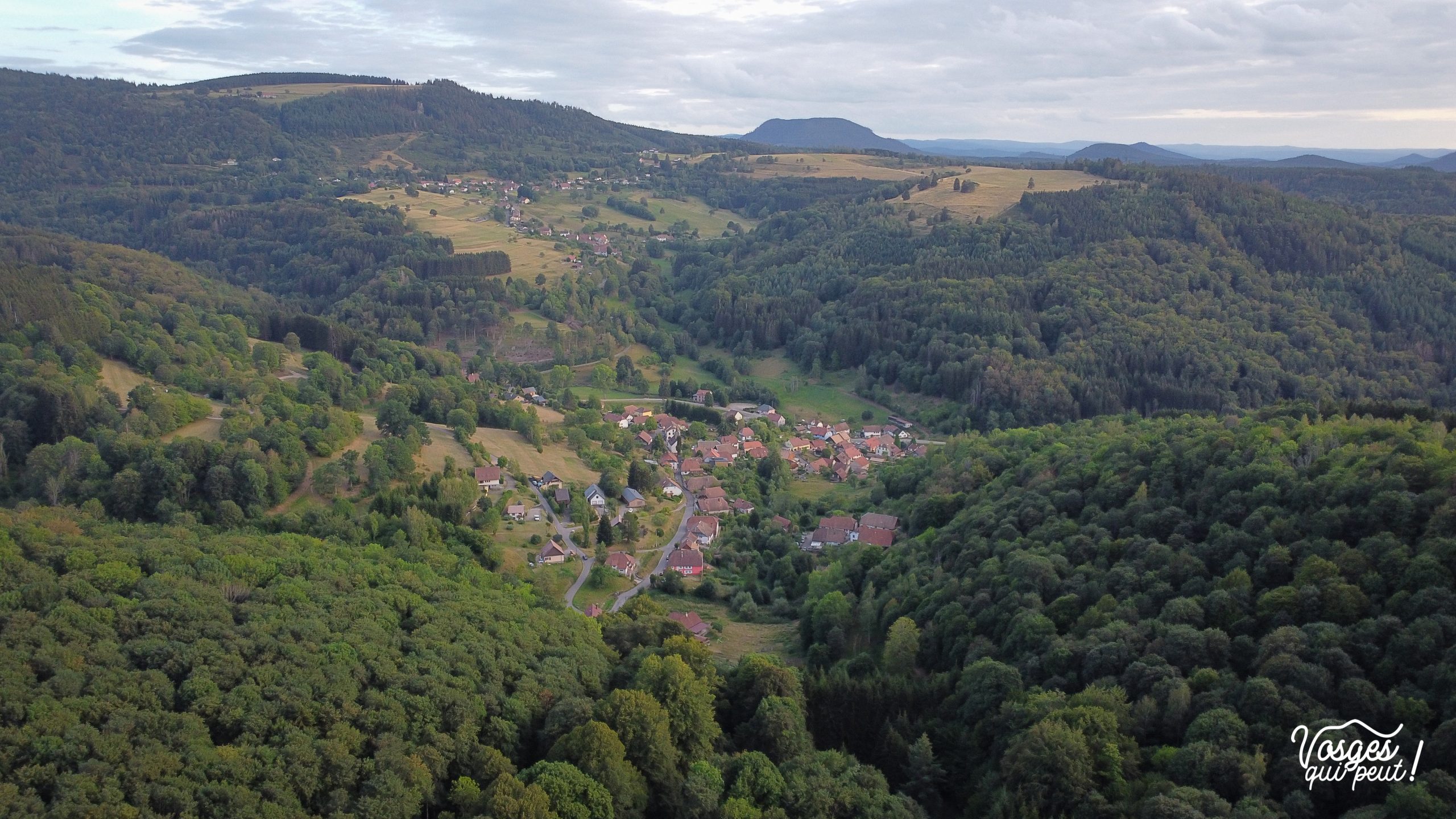 Vue depuis le col de la Perheux sur le village de Waldersbach dans la vallée de la Bruche