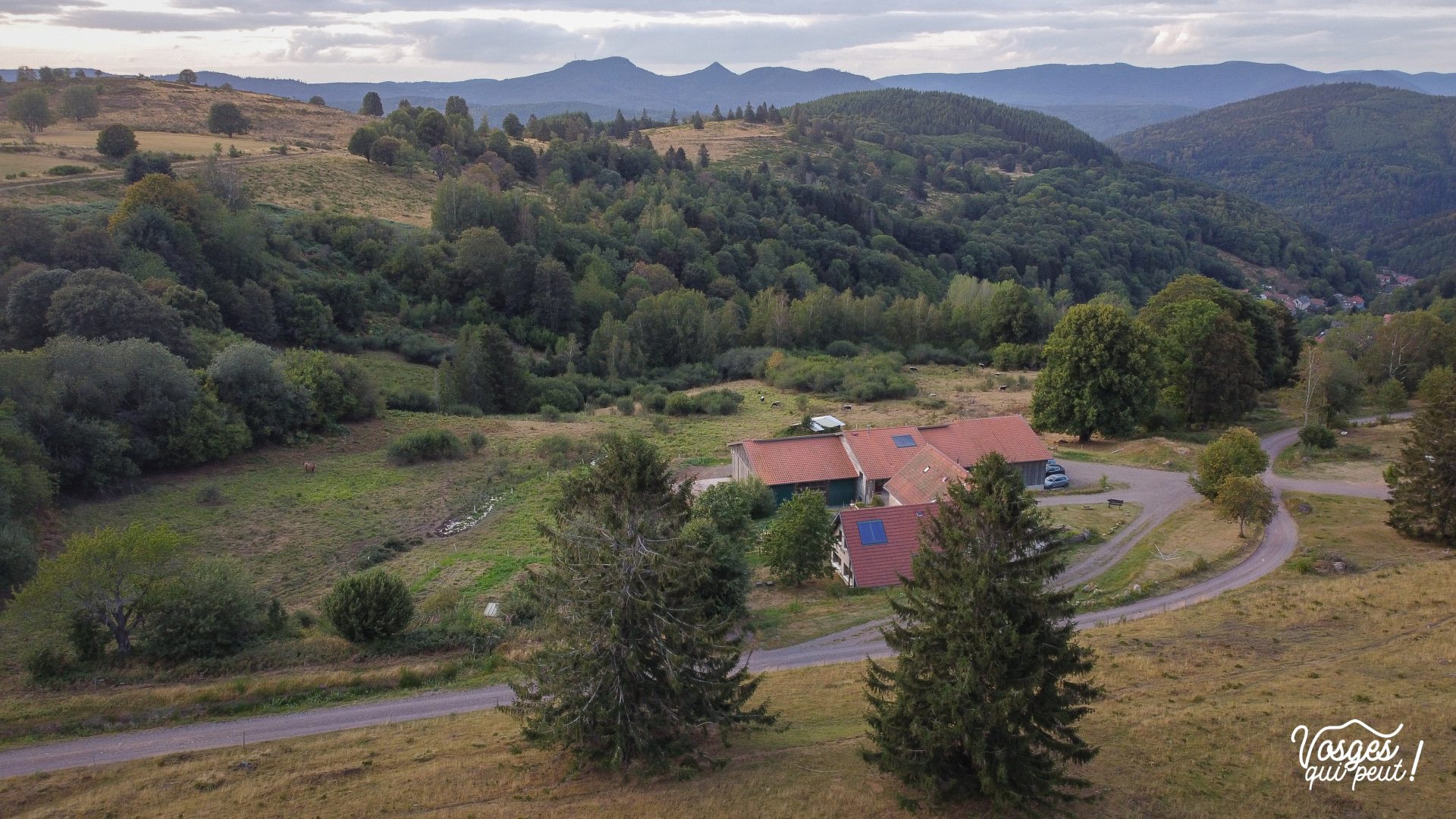 Vue aérienne sur la ferme-auberge de la Perheux dans la vallée de la Bruche