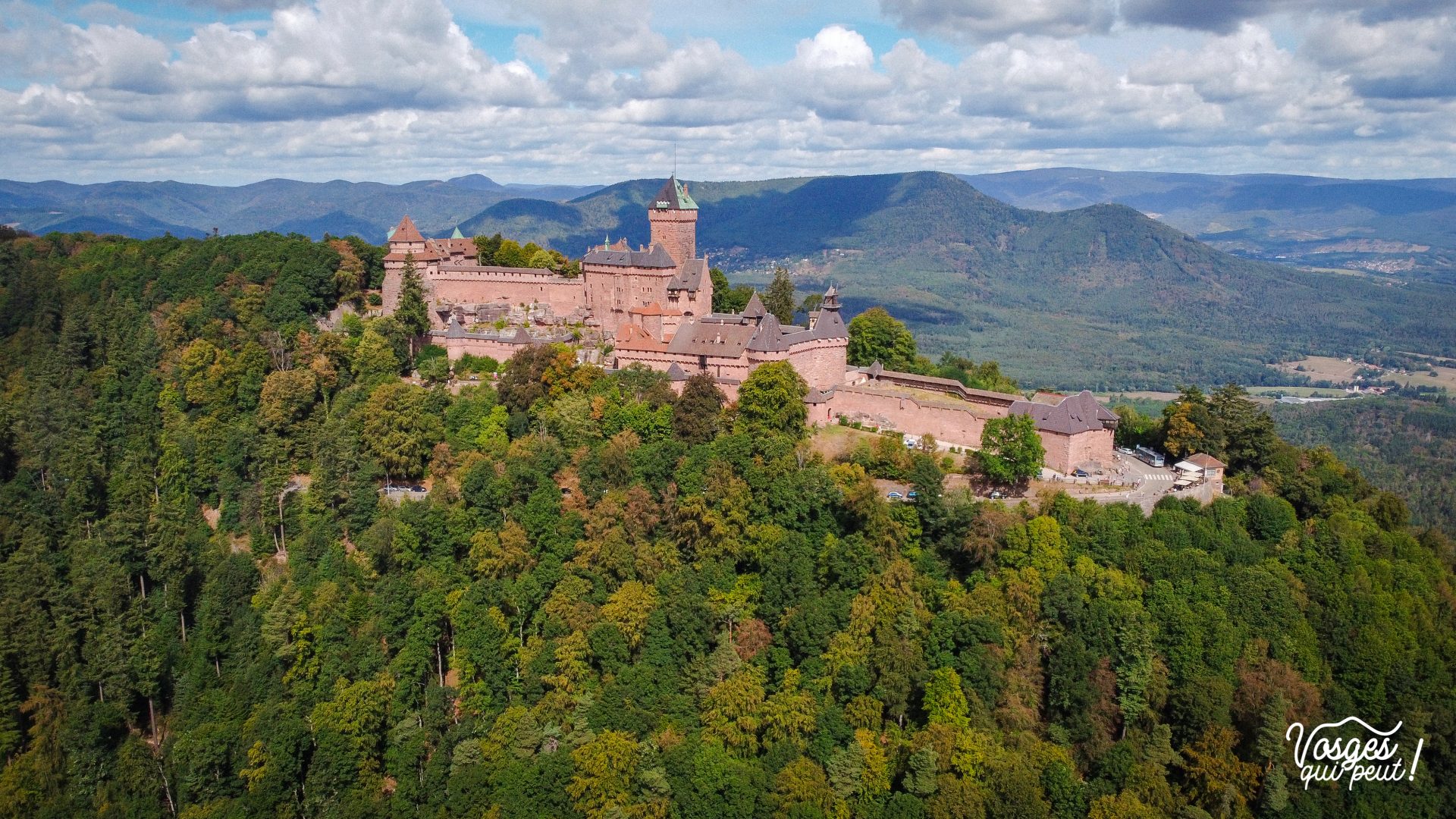 Vue aérienne du château du Haut-Kœnigsbourg dans les Vosges