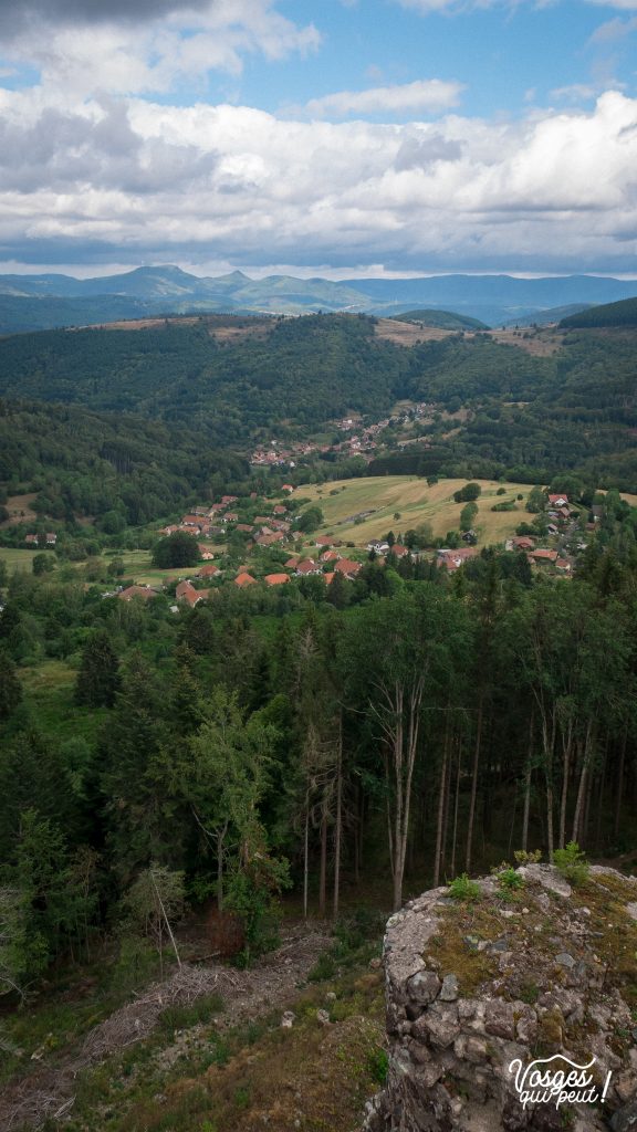 Panorama depuis le château de la Roche sur Bellefosse, le col de la Perheux et le Donon