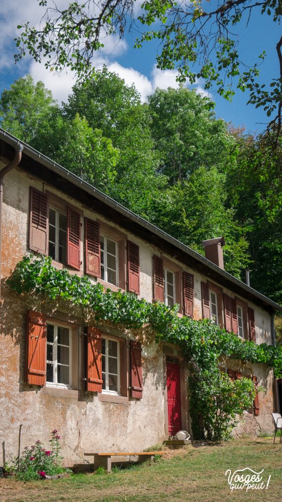 Une maison fleurie au lieu-dit Le Trou en-dessous du village de Belmont
