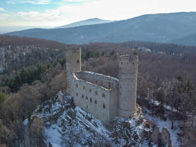 Vue aérienne du château d'Andlau dans les Vosges