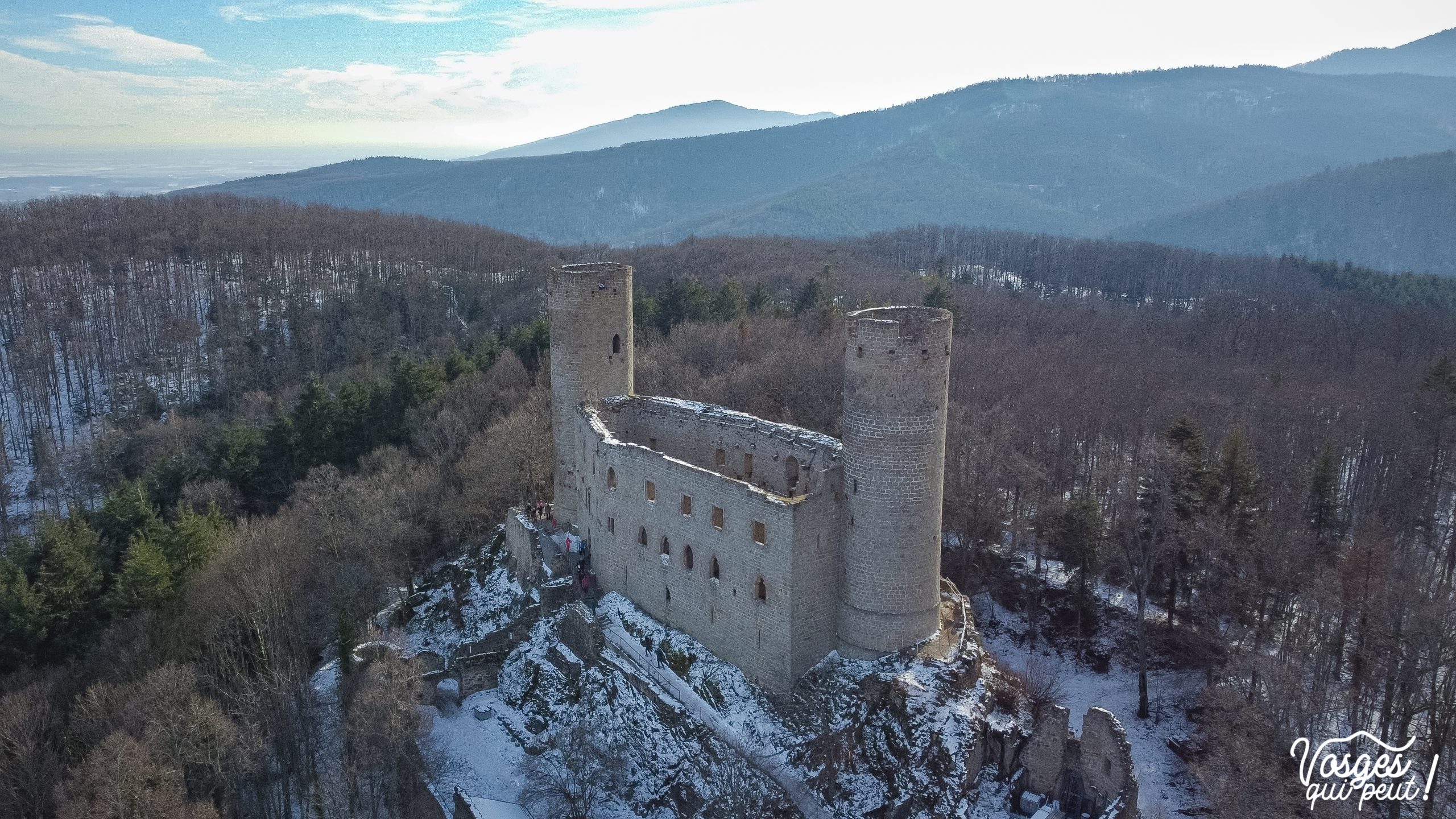 Vue aérienne du château d'Andlau dans les Vosges