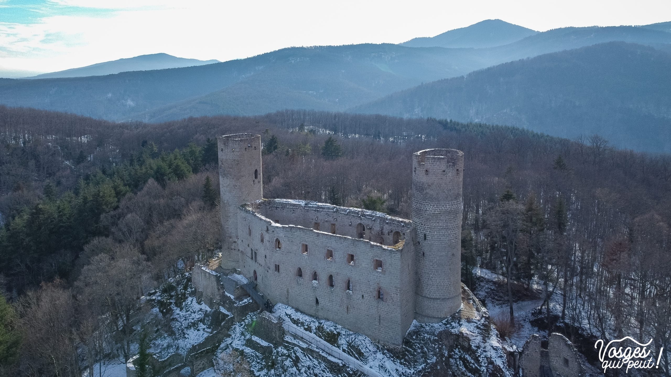Vue aérienne du château d'Andlau dans les Vosges