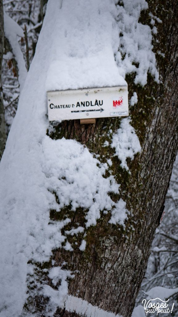 Panneau directionnel du club vosgien vers le château d’Andlau dans les Vosges