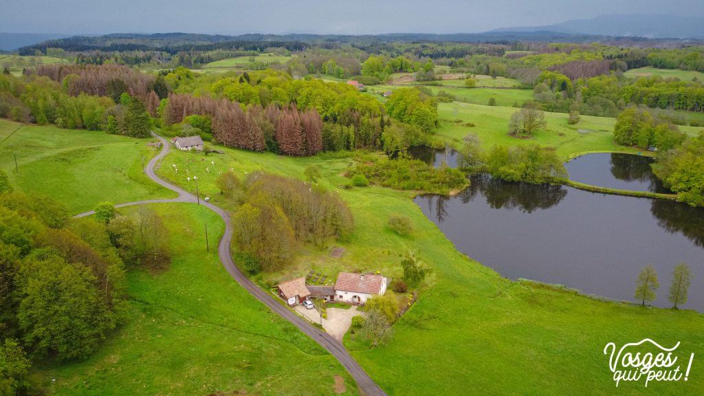 Vue aérienne d'une ferme aux Mille Étangs
