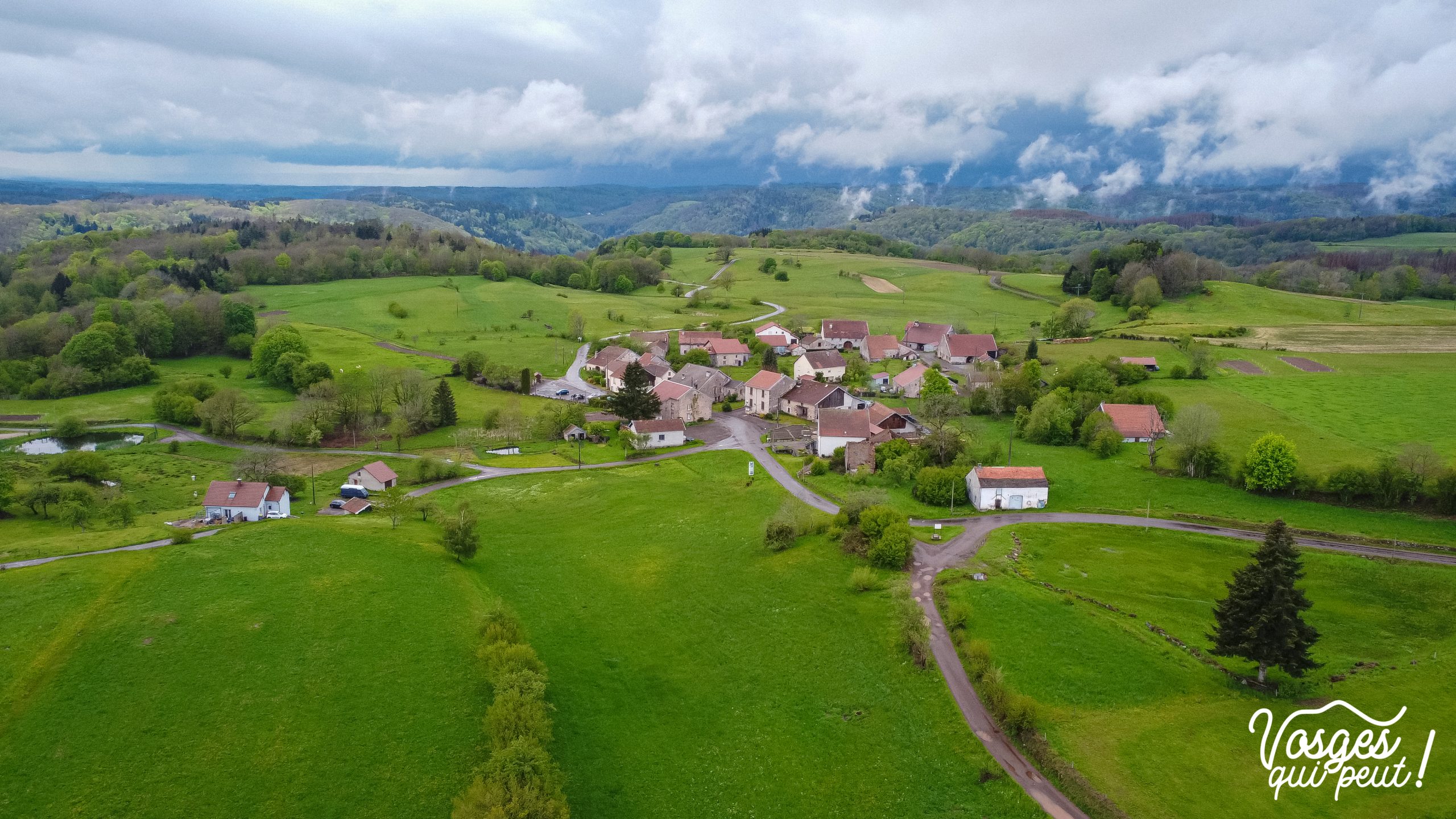 Vue aérienne du village d'Esmoulières aux Mille Étangs