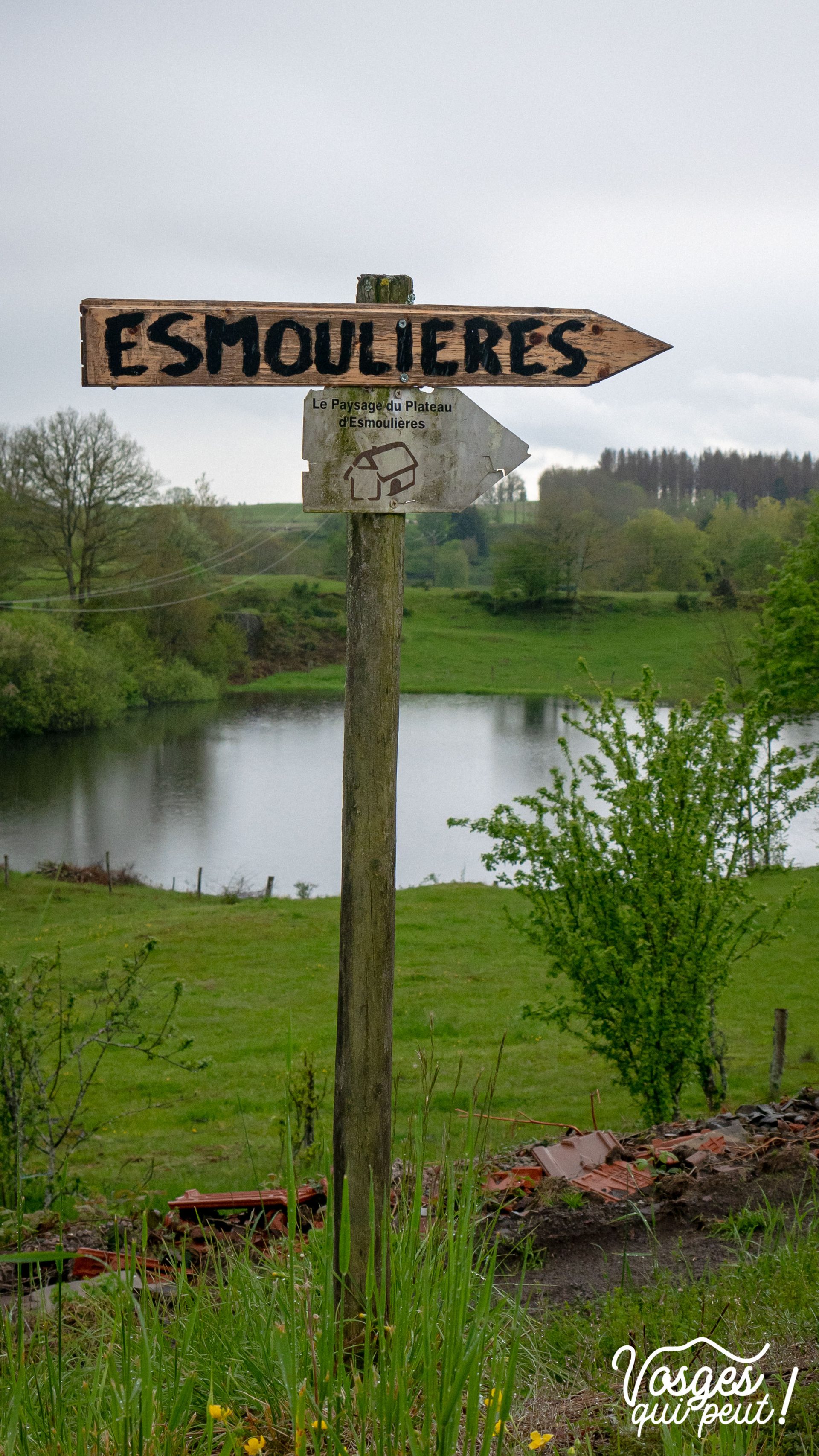 Panneau directionnel pour le village d'Esmoulières aux Mille Étangs