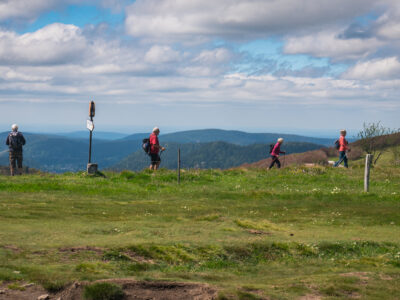 Randonneurs sur les crêtes des Vosges