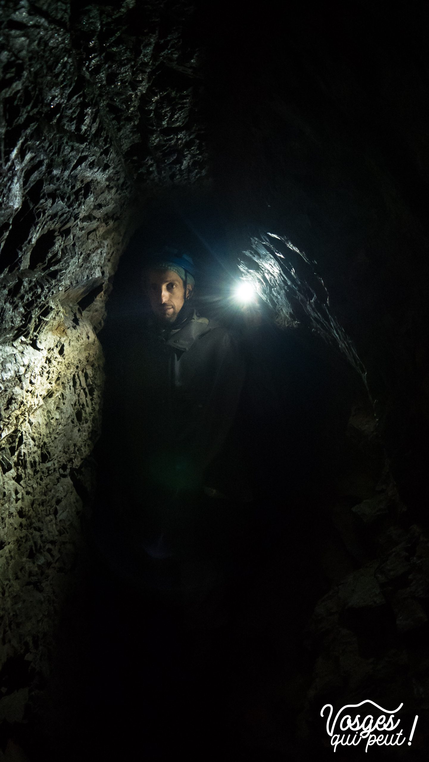 Un visiteur d'une mine d'argent dans le Massif des Vosges