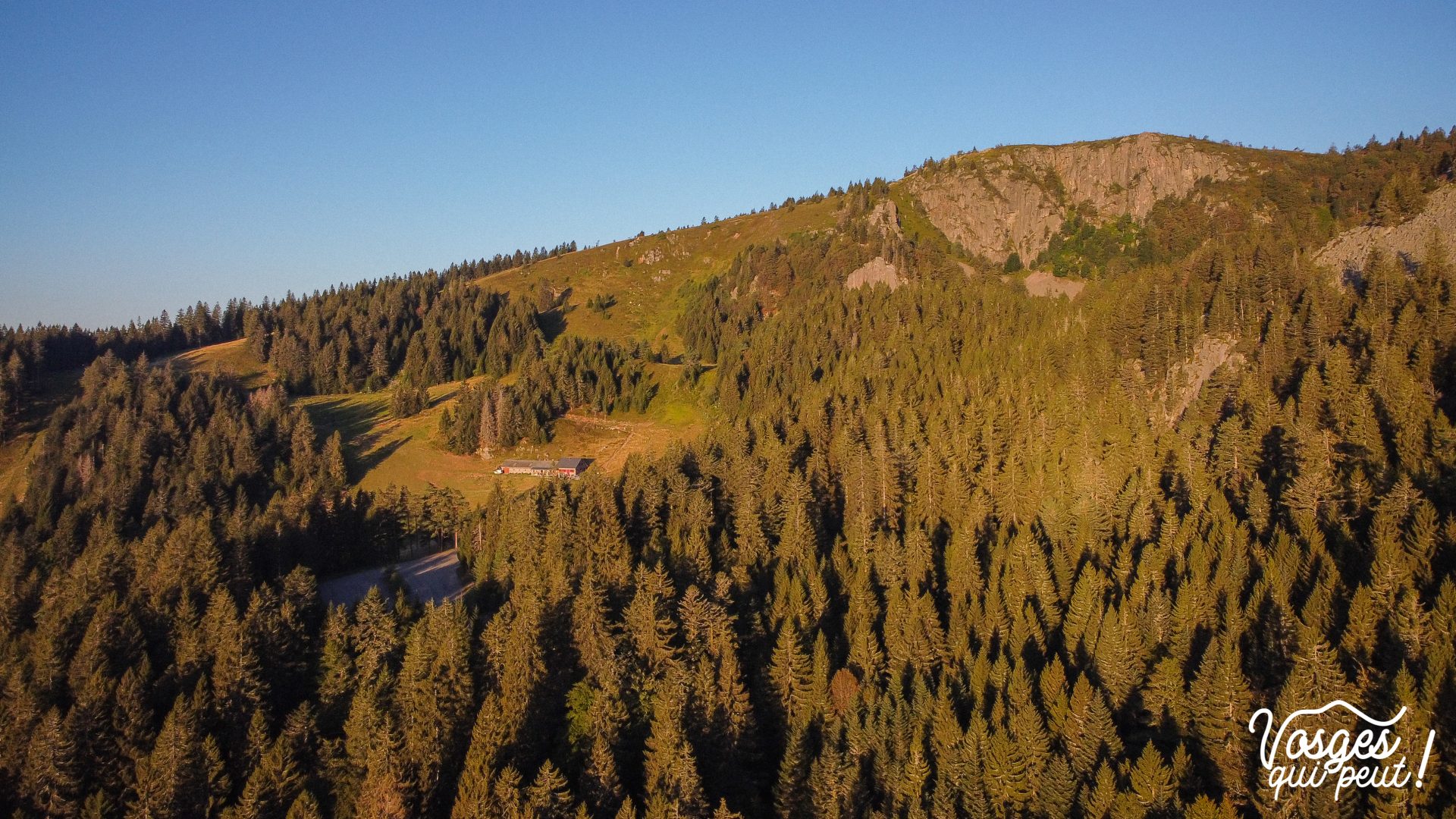 Le rocher du Tanet depuis le lac Vert dans les Vosges