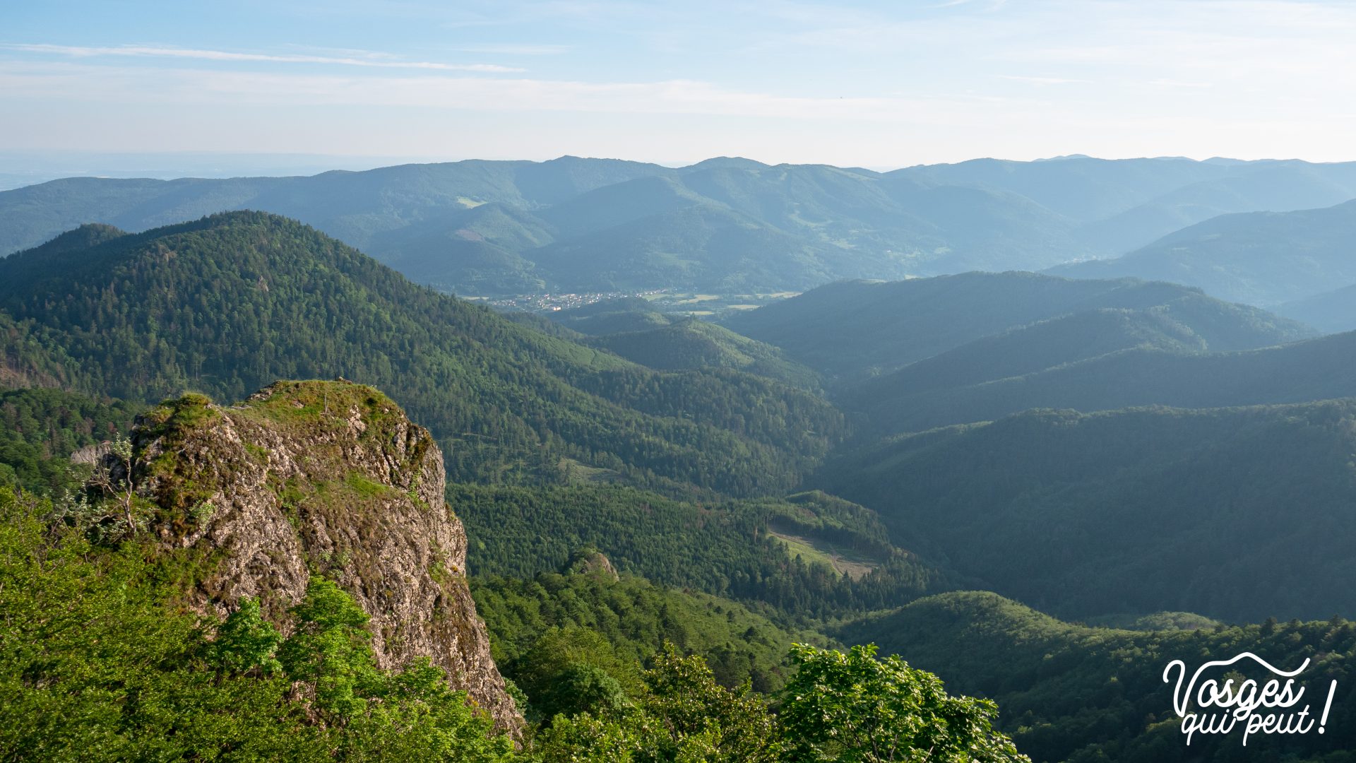 Vue depuis le rocher belvédère du Vogelstein dans le Massif des Vosges