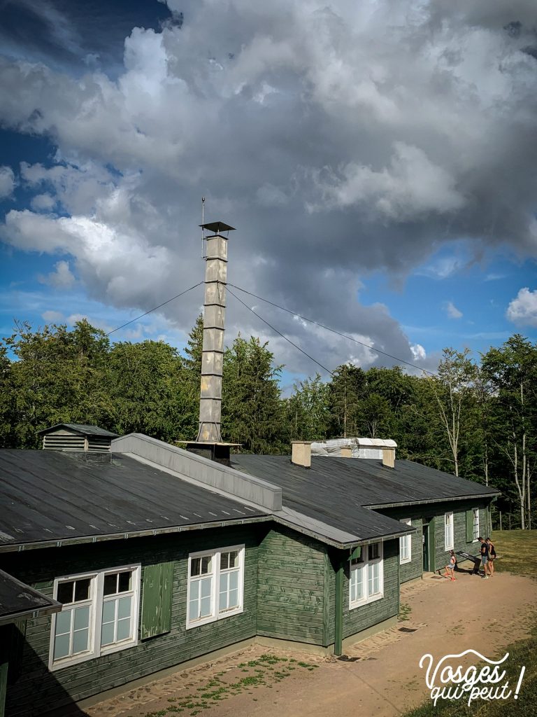 Blocs pénitentiaire et crématoire du camp du Struthof dans le Massif des Vosges