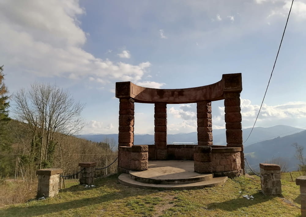 Monument belvédère au col de Fréland dans le Massif des Vosges